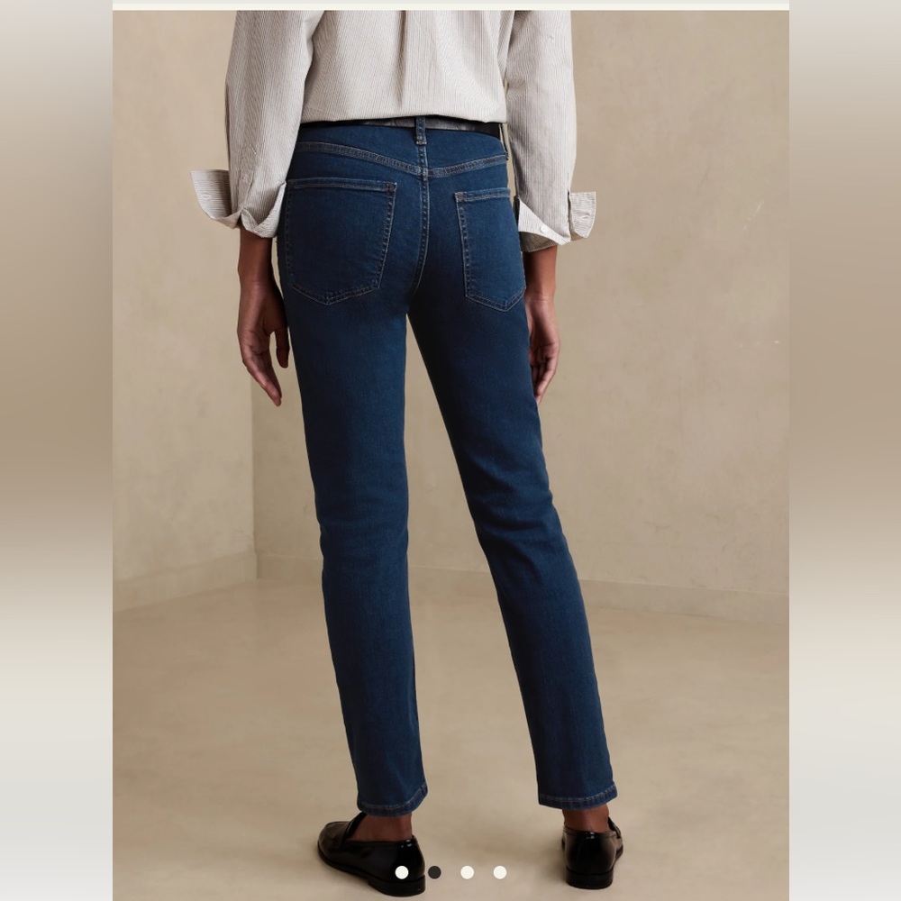 Banana Republic High Rise Slim in Dark Wash - Picture 2 of 8